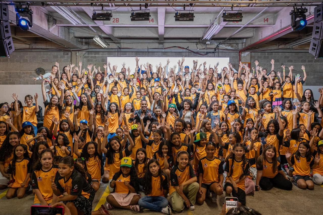 Centenas de meninas reunidas em uma ação do Instituto Lince