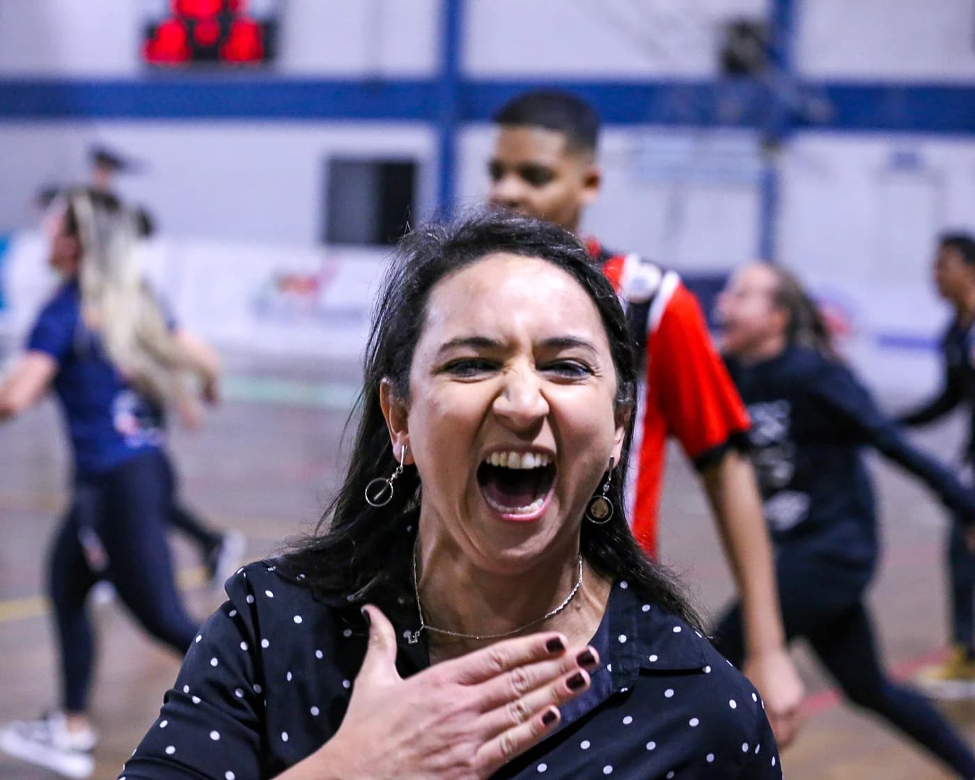 Cris Souza celebrando uma vitória em quadra