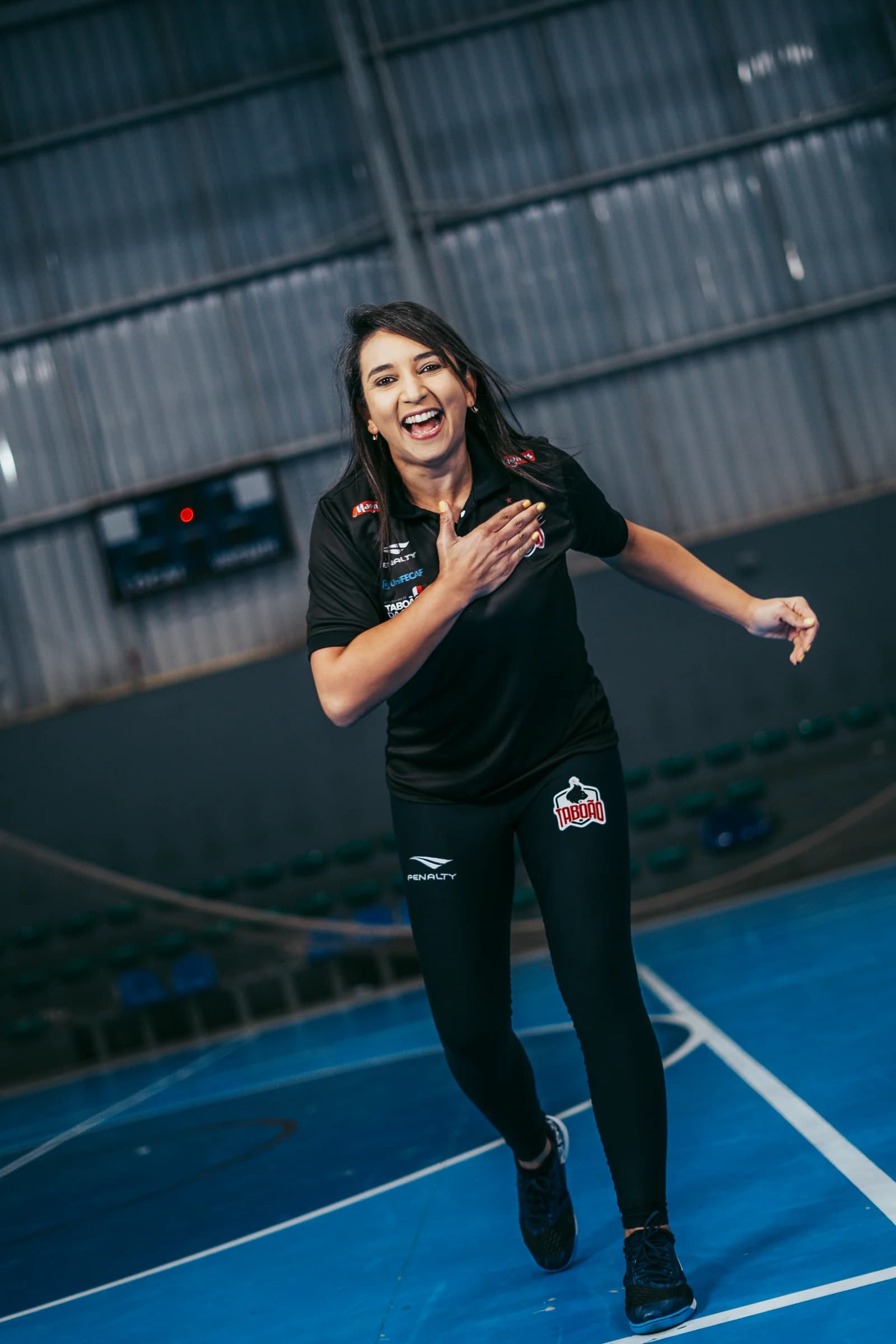 Cris Souza sorrindo durante uma atividade em quadra
