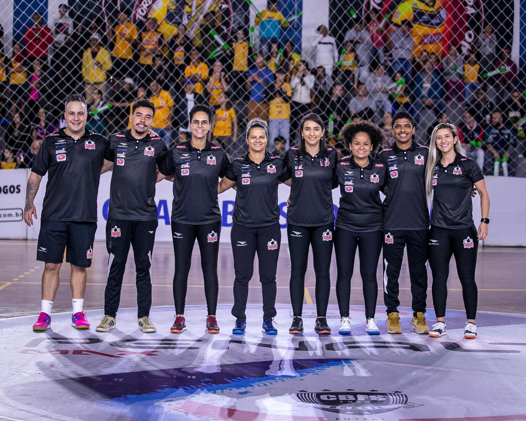 Cris Souza ao lado de sua equipe de futsal feminino