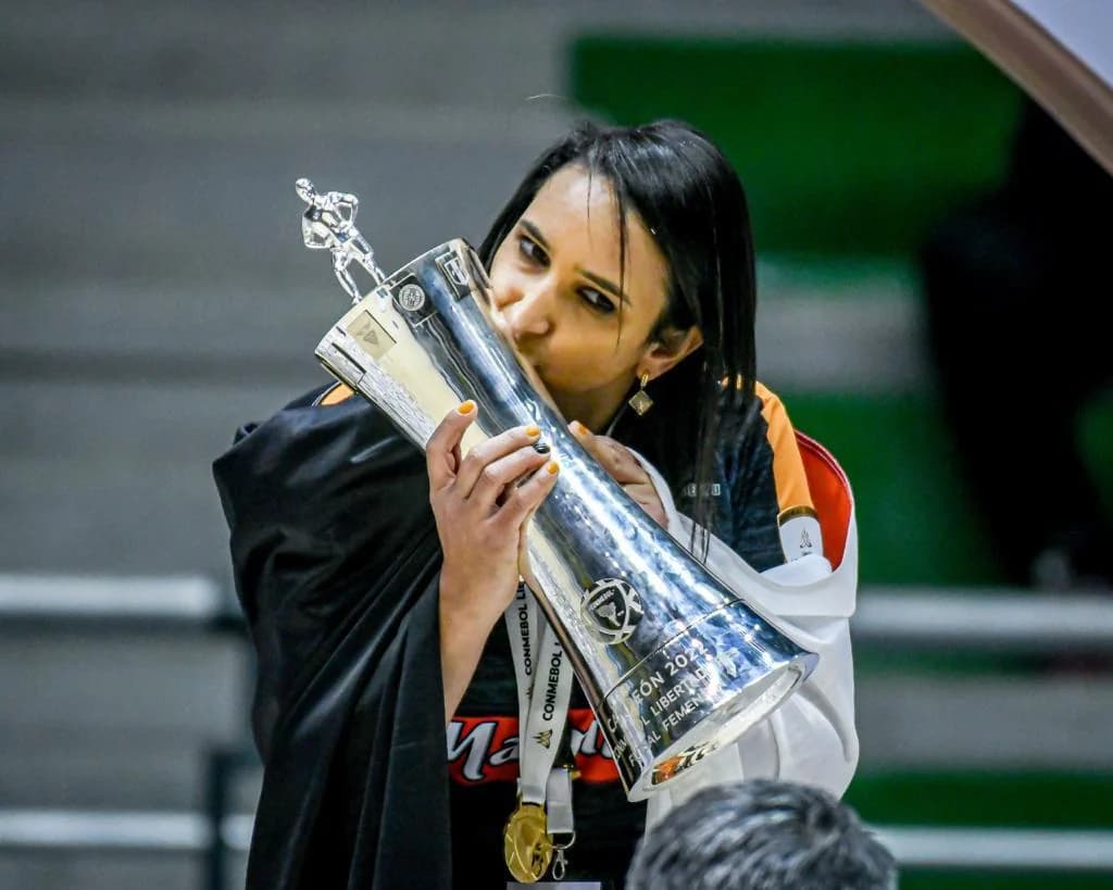 Cris Souza beijando a taça da Libertadores