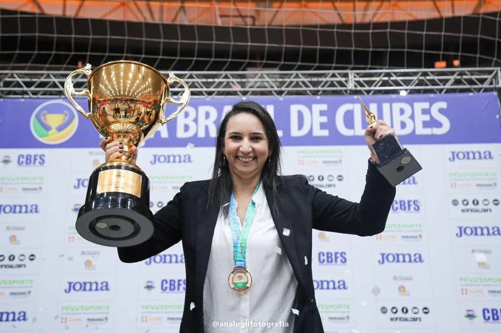 Cris Souza comemorando com a taça da Copa do Brasil